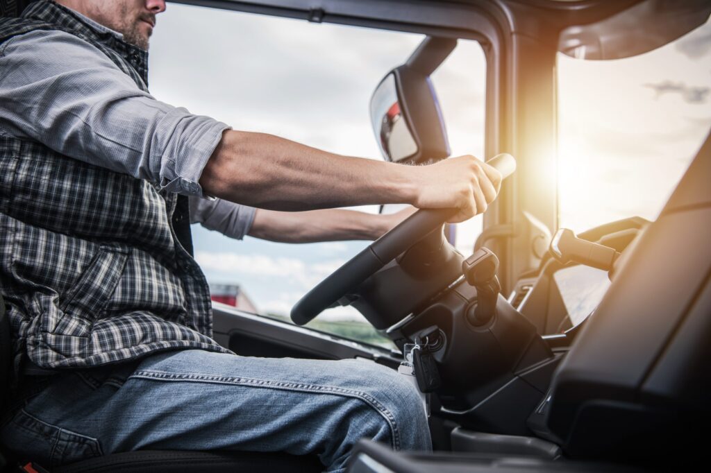 Na zdjęciu widnieje kierowca ciężarówki - Legaltrans, prawo transportowe.