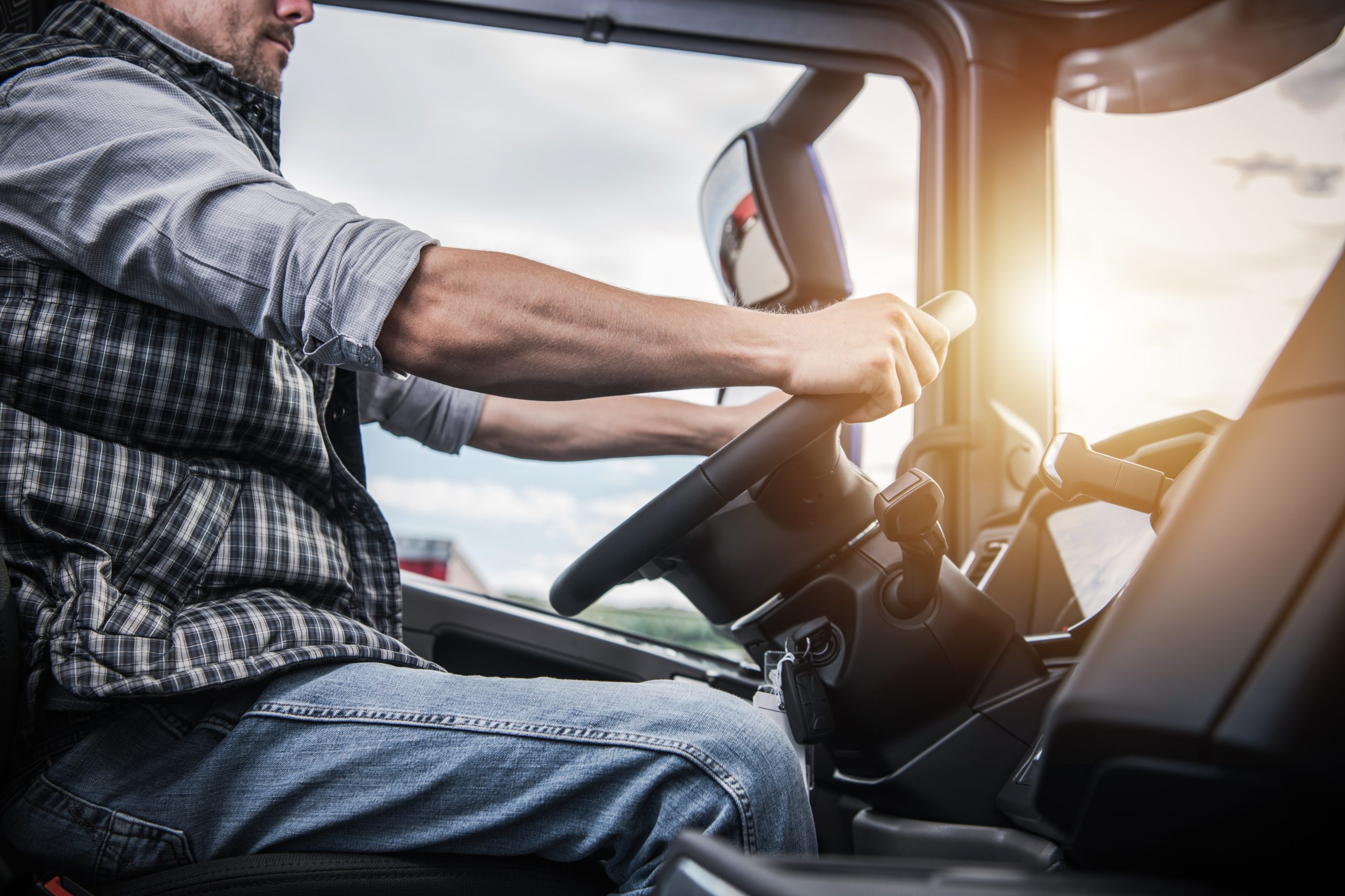 Na zdjęciu widnieje kierowca ciężarówki - Legaltrans, prawo transportowe.