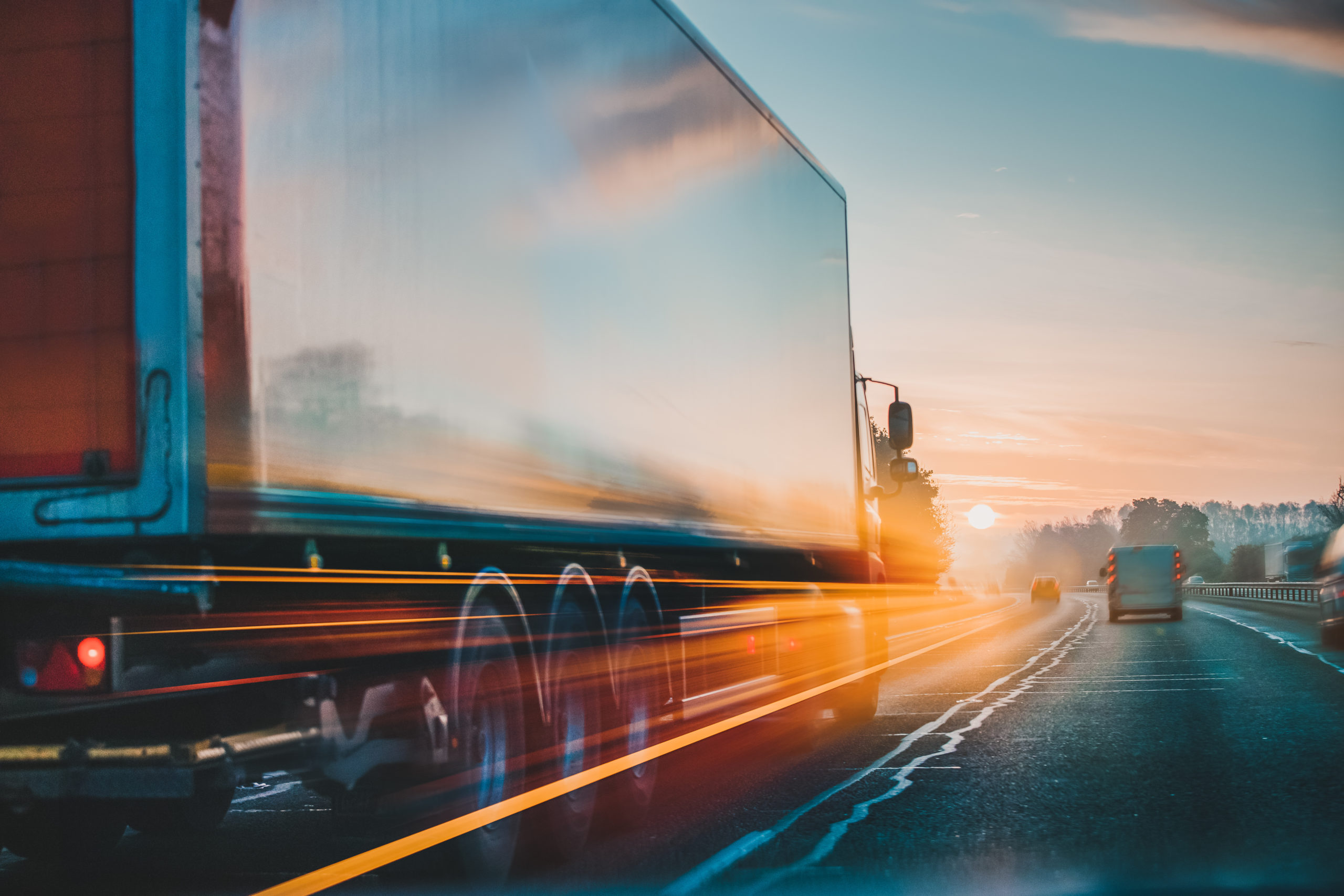 Ciężarówka transportowa jadąca na drodze.